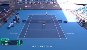 Pékin - Mal embarquée face à Bencic, Gauff s'en sort en trois sets