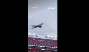 Trump survole un stade à bord d'Air Force One