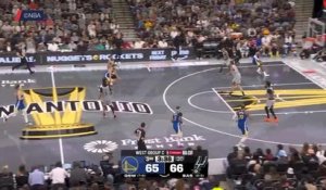 Warriors - Curry encore magique avec un floater acrobatique face aux Spurs