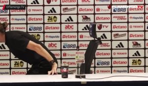 Filipe Luis arrosé par ses joueurs en conférence de presse - Foot - Championnat du Brésil