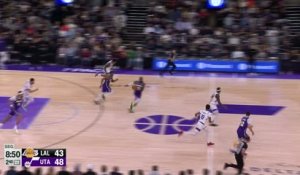 Lakers - LeBron déstabilise la défense des Jazz avec un spin et un lay-up