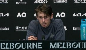 Tennis - Open d'Australie 2026 - Alex De Minaur, surclassé par Carlos Alcaraz : "Forcément tu te sens assez abattu"