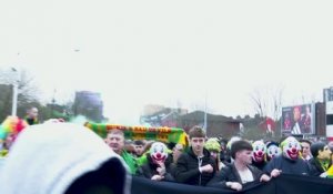 Man United - Masques de clown, chants hostiles : des supporters en colère contre les propriétaires