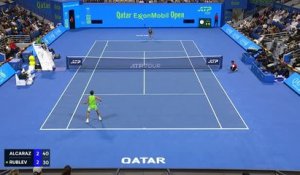 Doha - Alcaraz écarte Rublev et jouera Fils en finale