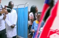 Katoto et Lawrence en visite à l'hôpital avant la finale de la Coupe de la Ligue entre OL Lyonnes et le PSG à Abidjan - Foot - Coupe de la Ligue (F) - OL