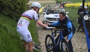 Paris-Roubaix 2026 - Un fan a filmé le changement de vélo de Tadej Pogacar, et si c'était le moment où Pogi perdait l'Enfer du Nord