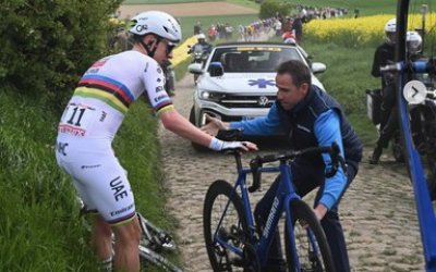 Paris-Roubaix 2026 - Un fan a filmé le changement de vélo de Tadej Pogacar, et si c'était le moment où Pogi perdait l'Enfer du Nord