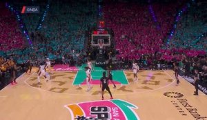 Spurs - Wembanyama réussit un tir à trois points incroyable depuis le coin