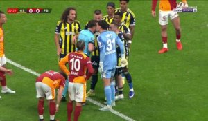 SüperLig : L'altercation entre joueurs et l'arbitre au derby d'Istanbul !