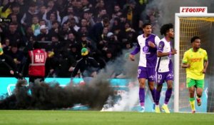 Le match Nantes-Toulouse interrompu à la Beaujoire après des jets de fumigène et un envahissement de terrain - Foot - Ligue 1