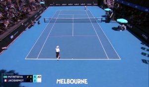 « C’est contre moi que j’ai perdu ce match »: Elsa Jacquemot revient sur sa dispute avec son coach à l'Open d'Australie - Tennis - Documentaire