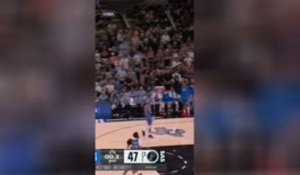 Spurs - Le panier fou de Wembanyama du milieu de terrain sur le buzzer