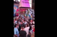 Bleus - Les fans de la France, de l'Argentine et de l'Algérie mettent une ambiance de feu à Times Square