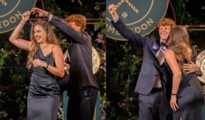 Wimbledon 2026 - Jannik Sinner et Linda Noskova partagent la traditionnelle danse des champions