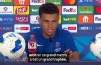 PSG - Doué se réjouit du trophée et félicite l’arbitre du match, Omar Artan