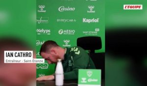 « Dis bonjour aux journalistes » : quand Ian Cathro, l’entraîneur de Saint-Étienne, répond à sa fille en pleine conférence de presse - Foot - Ligue 2
