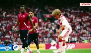 Syb Zeldenthuis, U11 de l'Ajax d'Amsterdam, jongle plus de 3000 fois afin de récolter des fonds pour la fondation du club et doit être stoppé avant le début du match - Foot