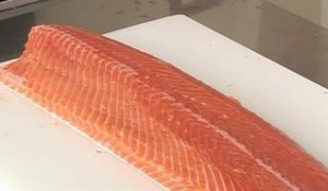 Lever deux filets de saumon