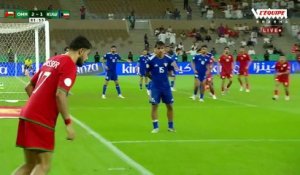 Alors qu'il croyait avoir qualifié son équipe grâce au classement du fair-play, le buteur d'Oman retire son maillot et écope d'un carton jaune - Foot