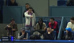 Pékin - Medvedev disqualifié pour avoir envoyé une balle dans le visage d'un spectateur