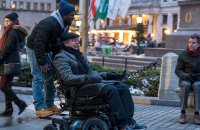 Malgré de nombreuses critiques, le remake d'Intouchables est un succès