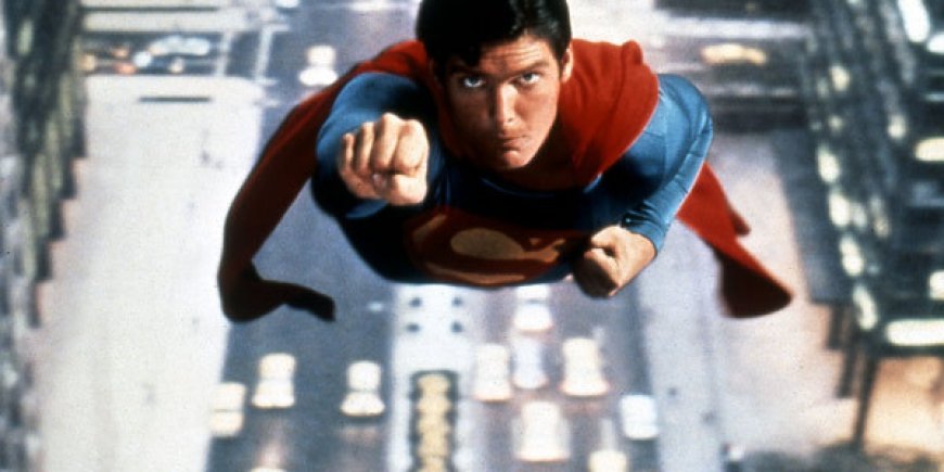 Christopher Reeve dans son costume de Superman.