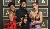 Ariana DeBose, Troy Kotsur et Jessica Chastain posant avec leurs statuettes après les Oscars à Los Angeles, le 27 mars 2022.