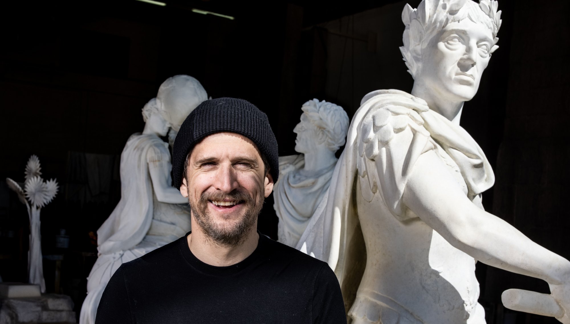 Guillaume Canet pose aux studios de Bry-le-Marne aux côtés de la statue de César, le 3 avril 2021.