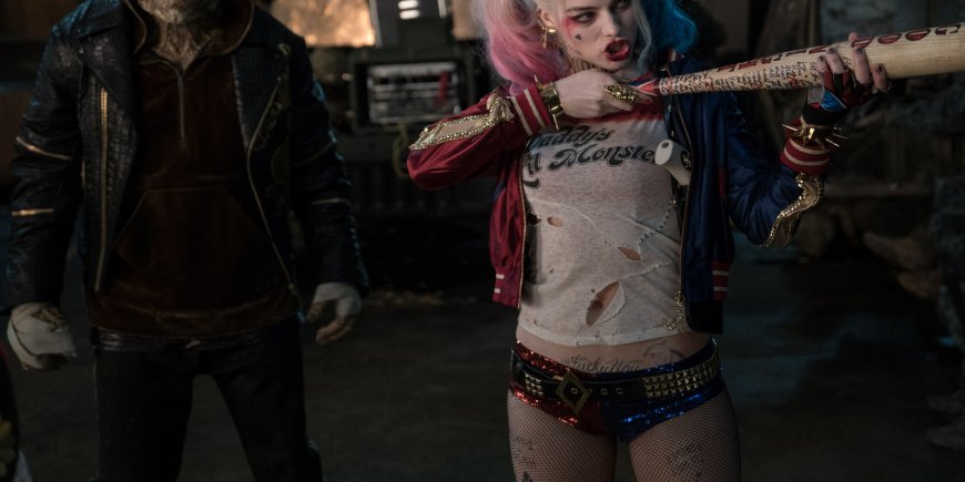 Margot Robbie dans son costume de Harley Quinn pour une scène de 