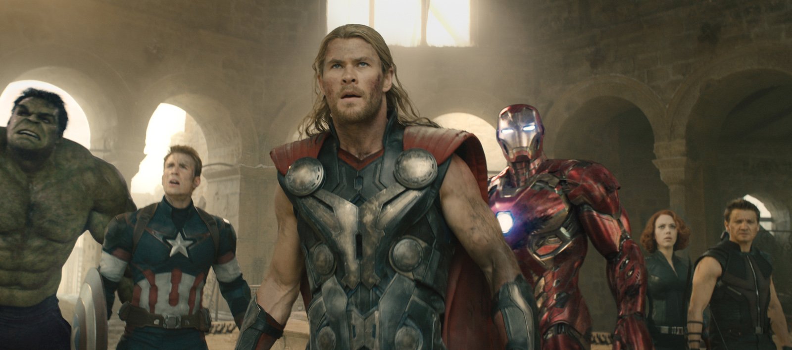 Une partie de l'équipe des Vengeurs regroupée autour de Chris Hemsworth, aka Thor, dans 