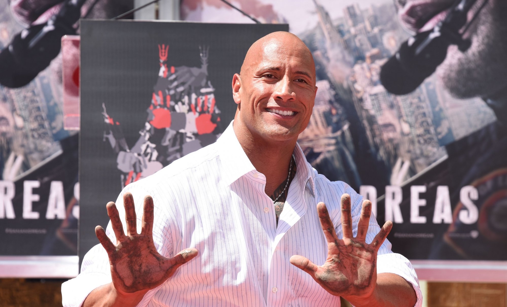 Dwayne Johnson après avoir déposé ses empreintes sur Hollywood Boulevard à Los Angeles, le 19 mai 2015.