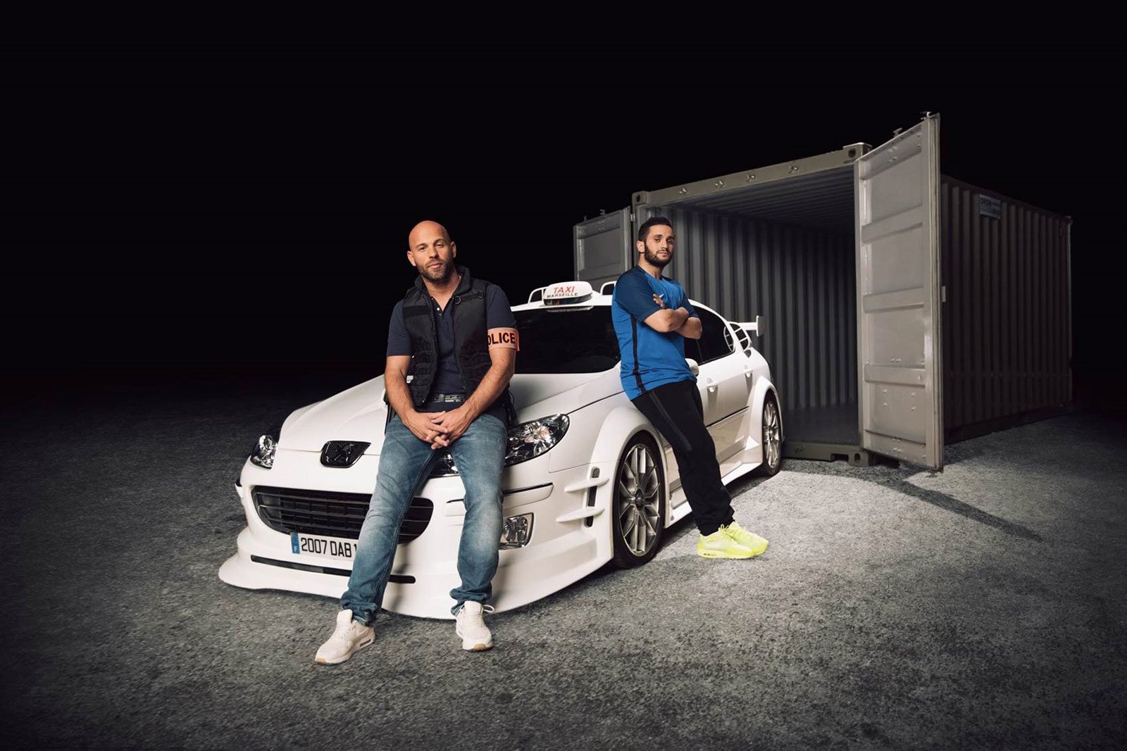 Franck Gastambide et Malik Bentalha prennent la pose avec le fameux taxi.