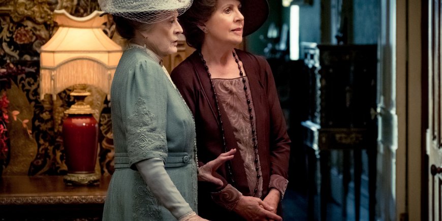 Les actrices Penelope Wilton et Maggie Smith dans le film Downton Abbey (2019), réalisé par Michael Engler.