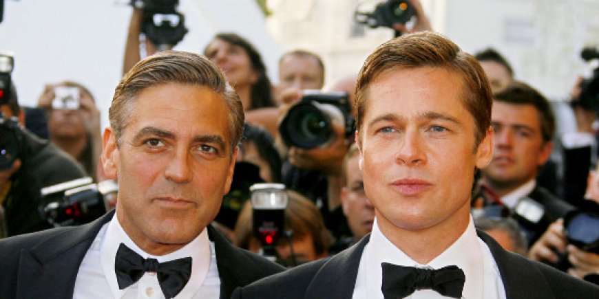 George Clooney et Brad Pitt lors de la montée des marches du film 