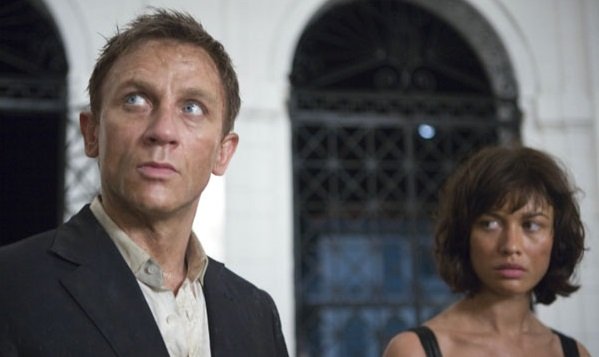 Daniel Craig et Olga Kurylenko dans 