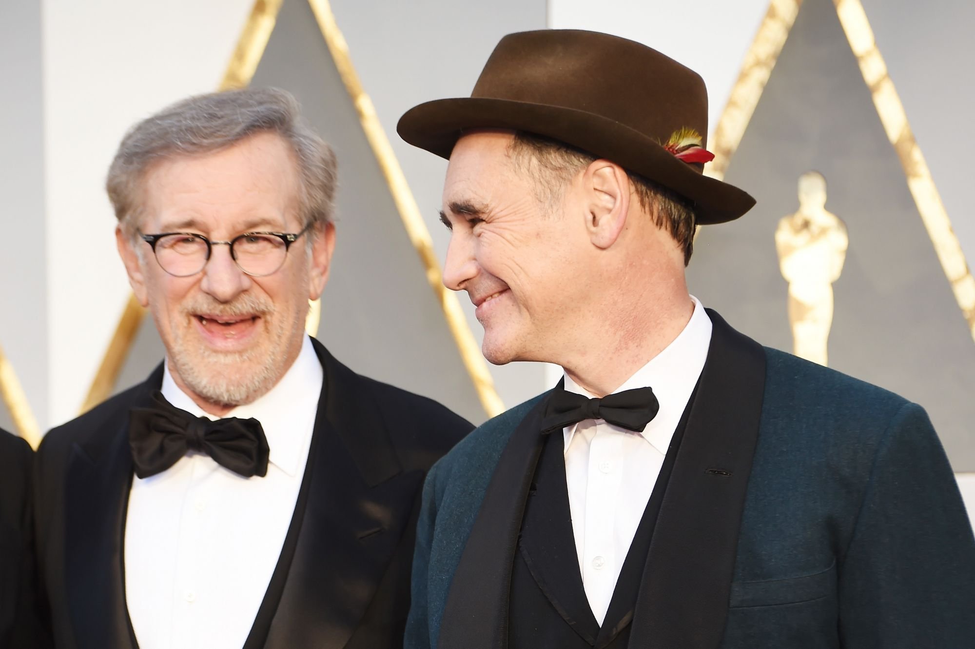 Steven Spielberg et Mark Rylance sur le tapis rouge des Oscars, venant défendre Le Pont des espions