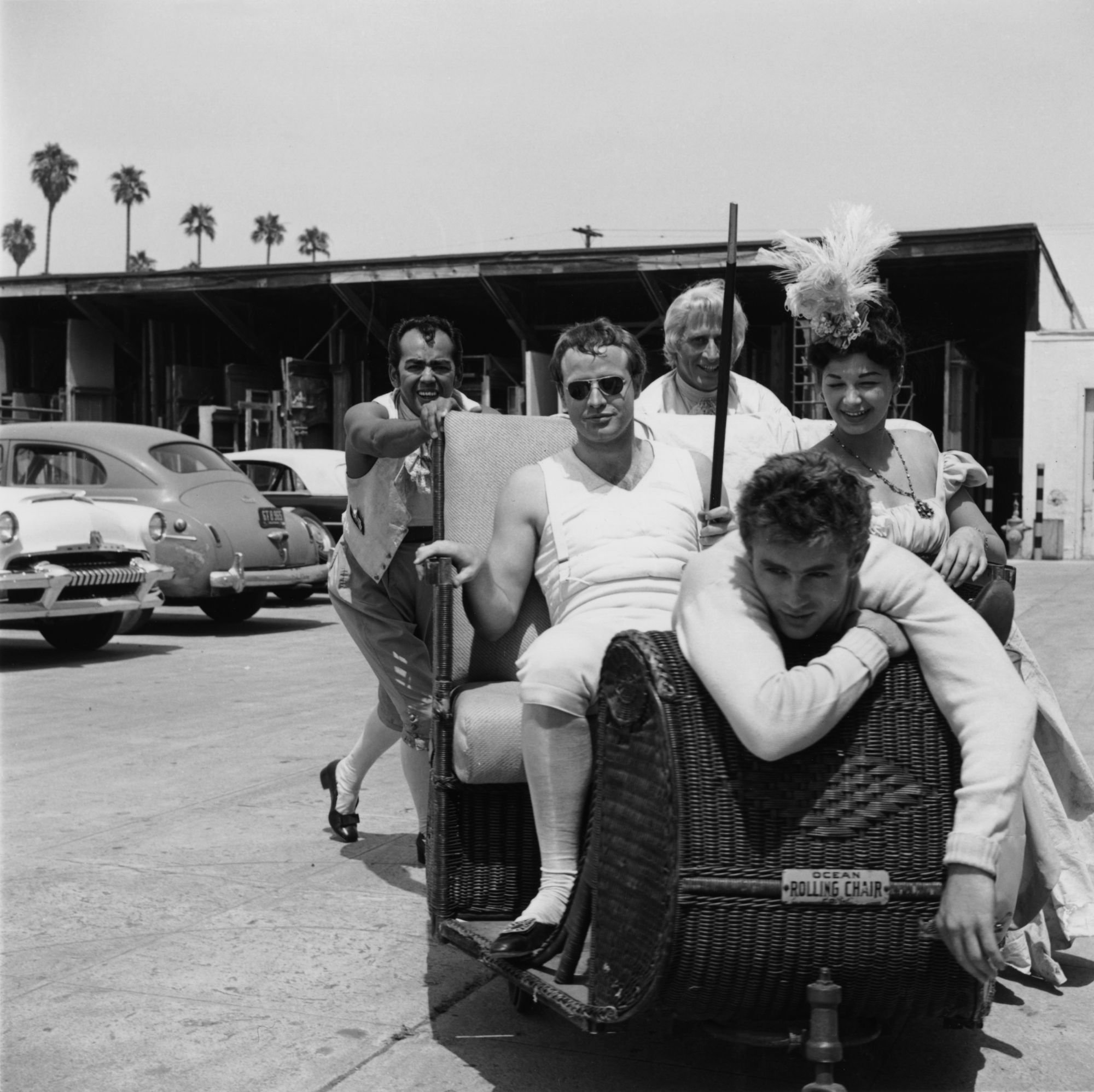 Marlon Brando et James Dean, copains comme cochons dans les studios de la Twentieth Century Fox à Los Angeles.