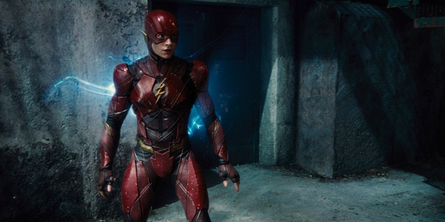 Ezra Miller, dans le costume de The Flash, dans 