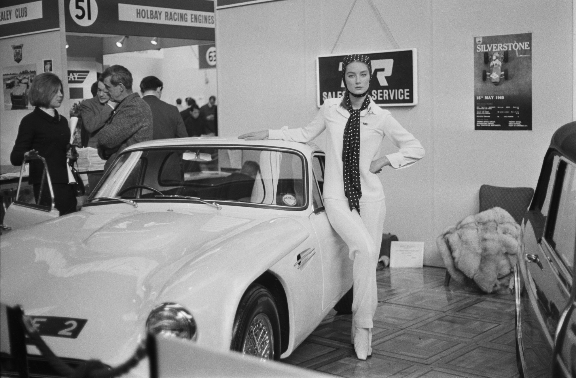 Tania Mallet lors d'un Racing Car Show au Royaume-Uni, le 24 janvier 1965.