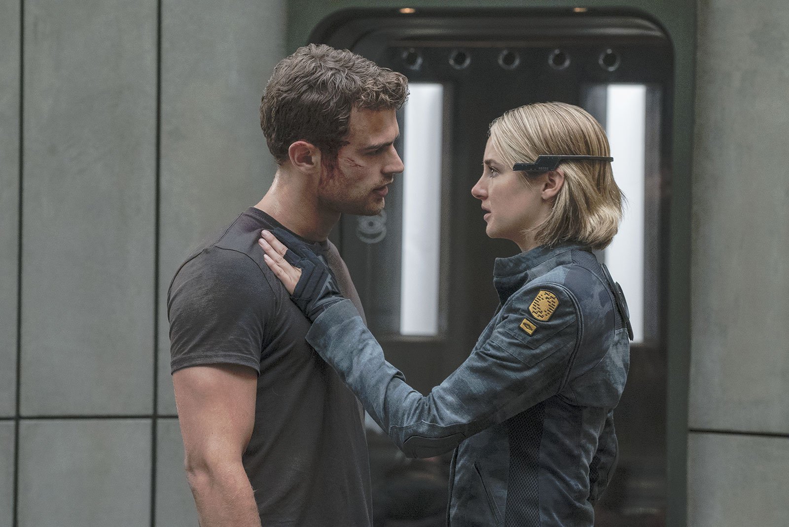 Shailene Woodley et Theo James dans Divergente 3 : au-delà du mur.