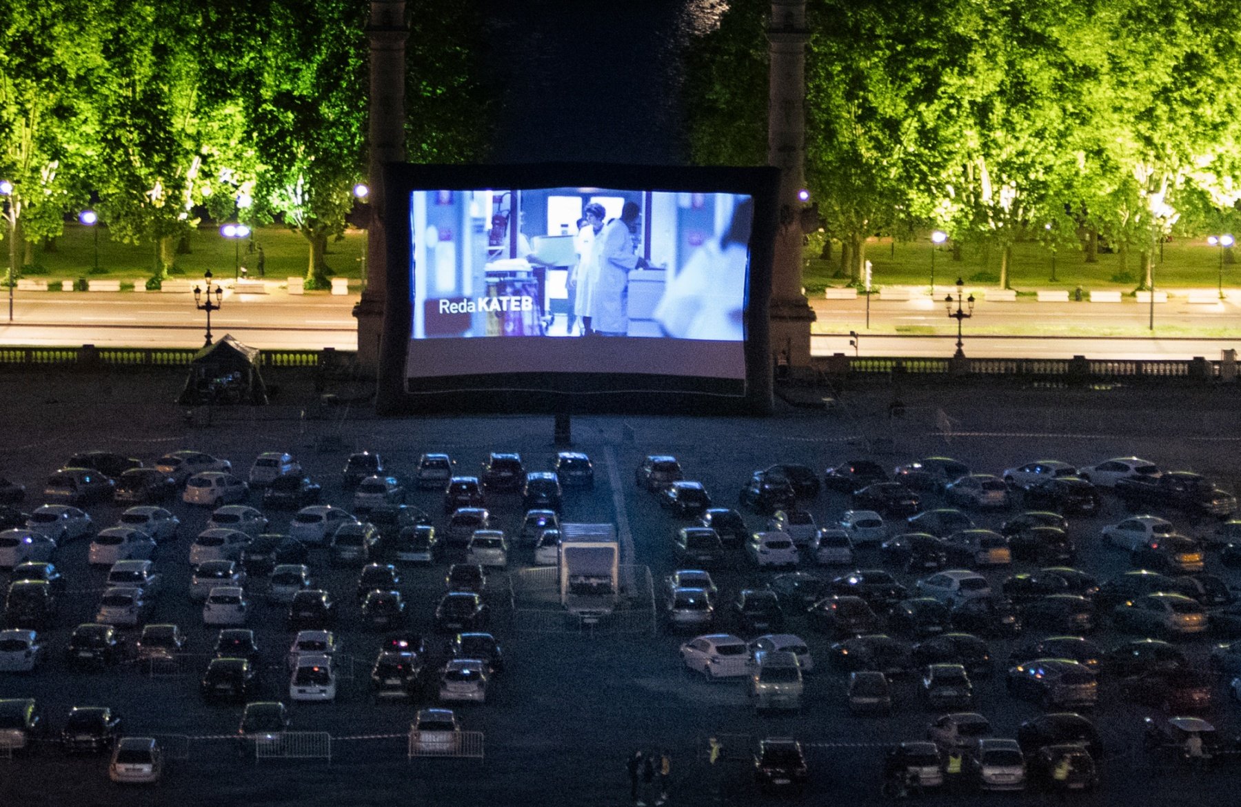 Pendant dix jours, les cinéphiles pourront venir sur la place des Quinconces en voiture et regarder un film dans le respect des gestes barrières contre l'épidémie de coronavirus (Covid-19) au cinéma Drive-In Festival à Bordeaux, le 16 mai 2020.