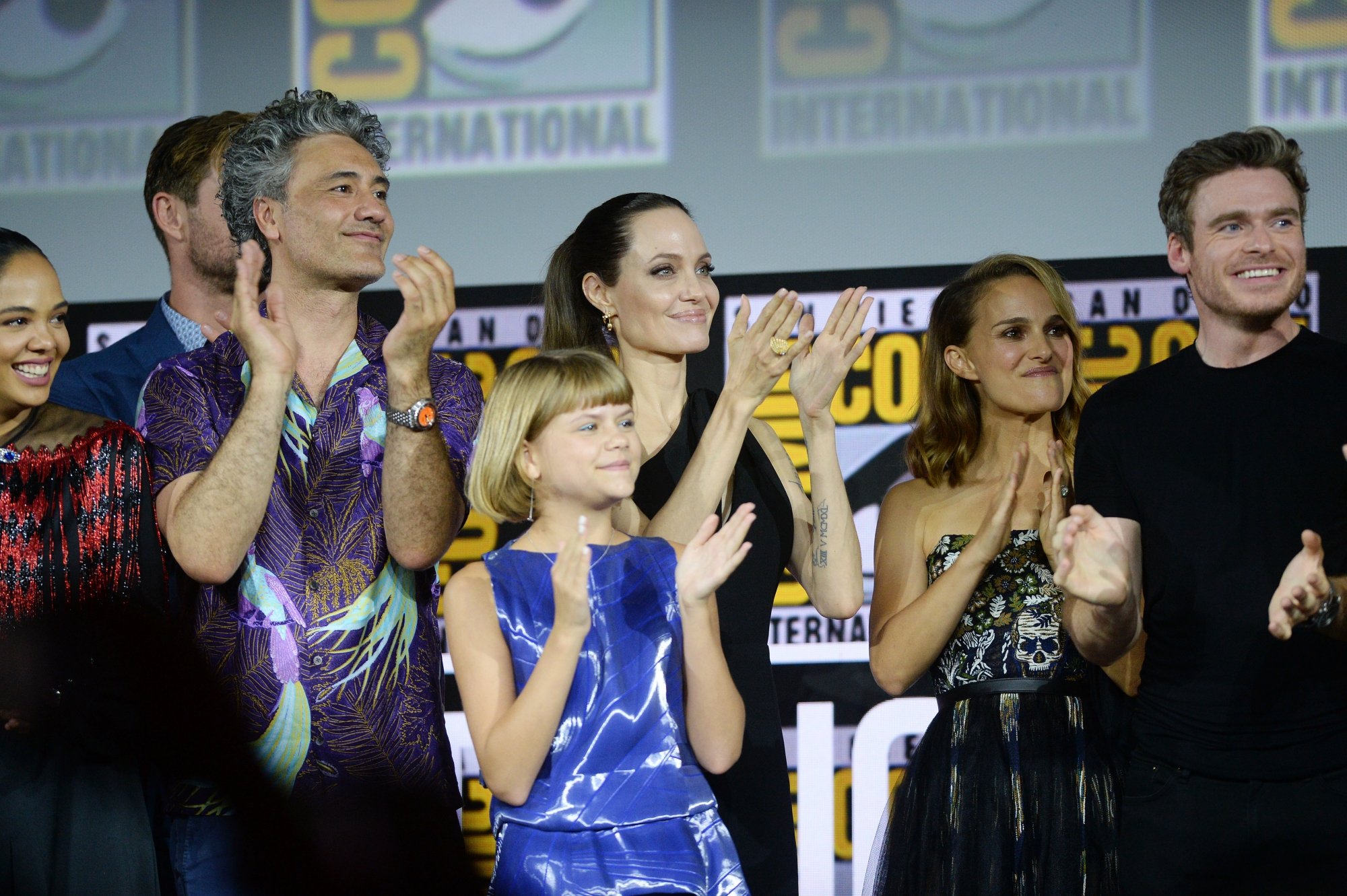 Tessa Thompson, Chris Hemsworth, Taika Waititi, Angelina Jolie, Lia McHugh, Natalie Portman et Richard Madden lors du panel Marvel au Comic Con de San Diego, le 20 juillet 2019.