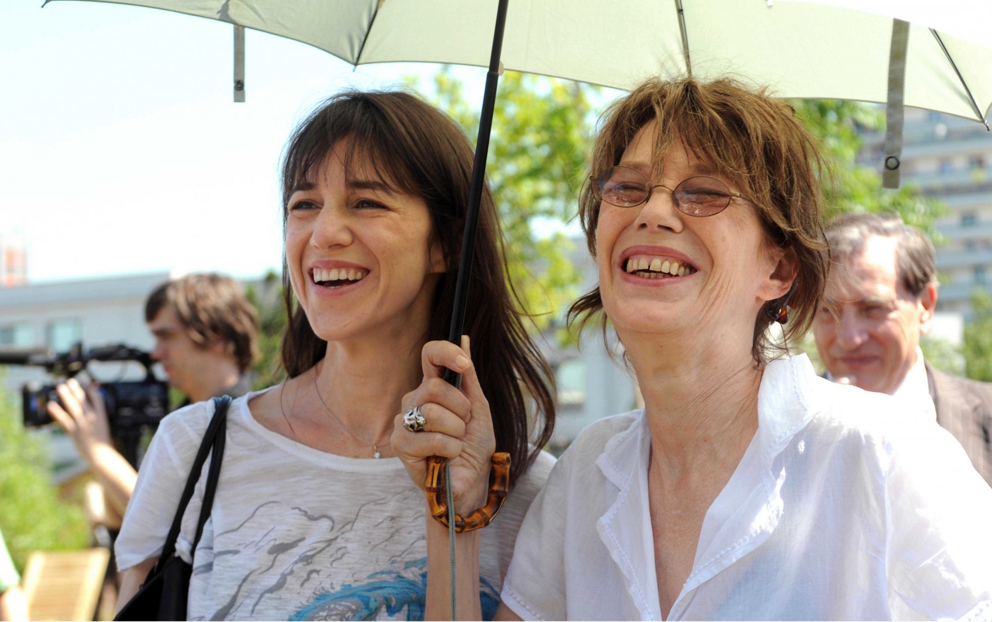 Charlotte Gainsbourg et Jane Birkin à l'inauguration du jardin Serge Gainsbourg à Paris, le 8 juillet 2010.
