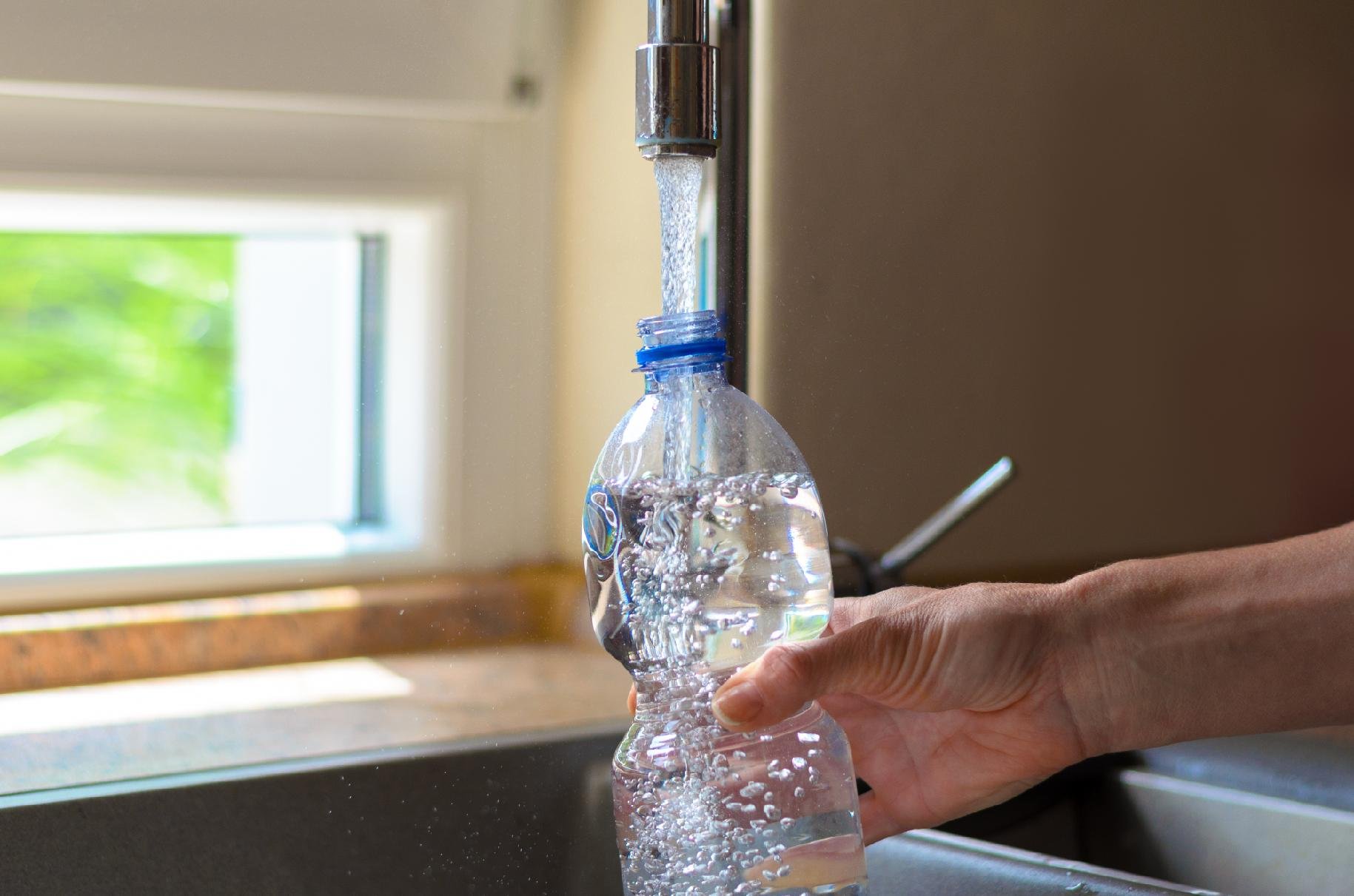 L'eau du robinet est-elle meilleure que l'eau en bouteille ?