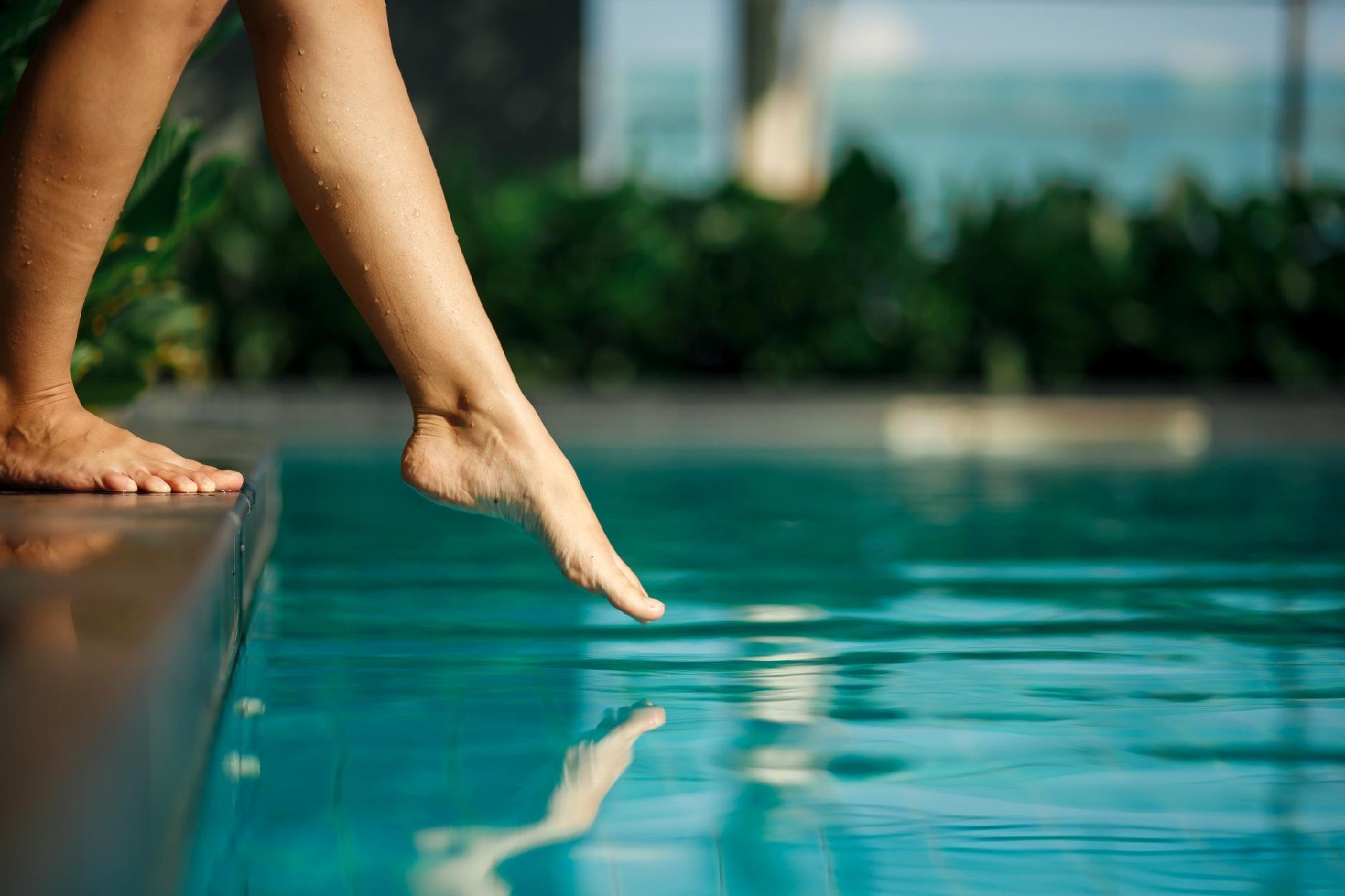 Entretenir l'eau de sa piscine de façon écolo, mission impossible ? :  Tendances - Orange