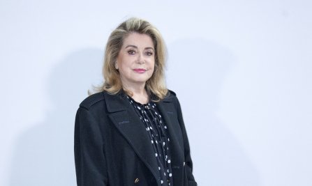 Catherine Deneuve lors du défilé automne/hiver 2022/2023 de Louis Vuitton à Paris, le 7 mars 2022.

