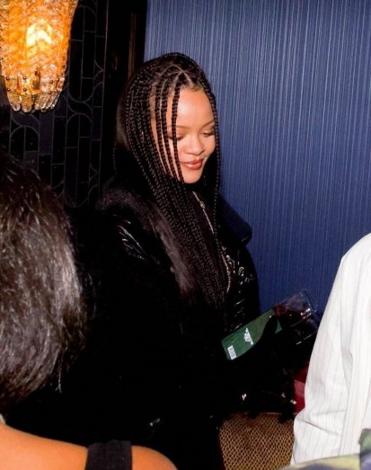 Rihanna ultra sexy en robe courte aux côtés d'Asap Rocky qui fume un gros joint, grosse éclate pour le couple