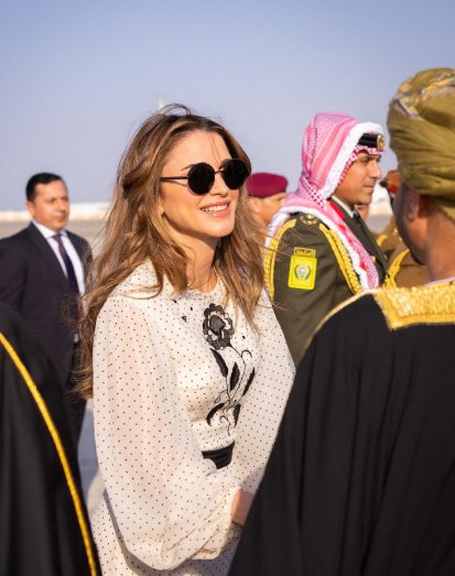 Rania de Jordanie : Étincelante dans une robe immaculée, la reine impressionne à Oman !