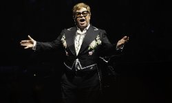 Elton John en fauteuil roulant : il fait taire les rumeurs