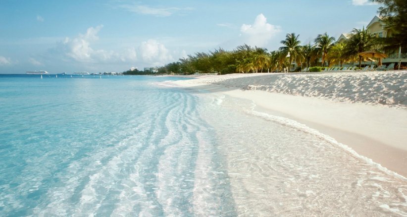 Située sur l'île Grand Cayman, elle a été élue la 4ème meilleure plage caribéenne par Trip Advisor et la 12ème meilleure plage du monde par MSN. Sa température est en moyenne de 28°C. Étendue à l'infini, il est possible de marcher des heures sur cette plage où vous trouverez différentes commodités sur votre chemin pour vous rafraîchir et manger un bout.